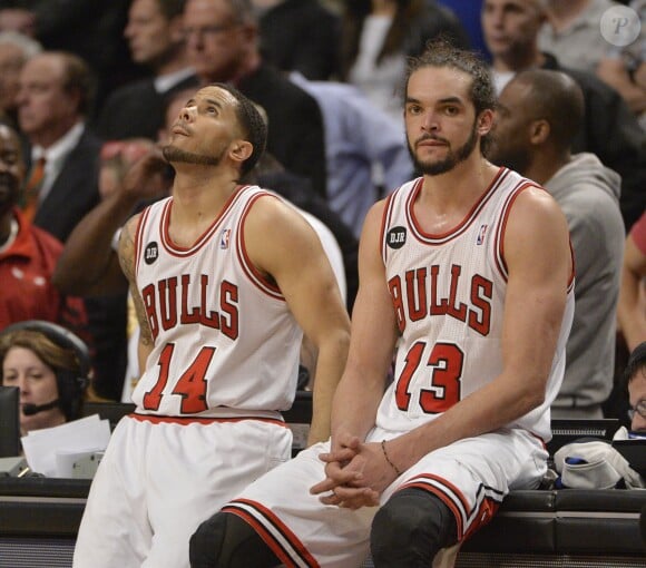 -D.J. Augustin et Joakim Noah lors de Chicago Bulls contre Washington Wizards à Chicago, le 22 avril 2014. 