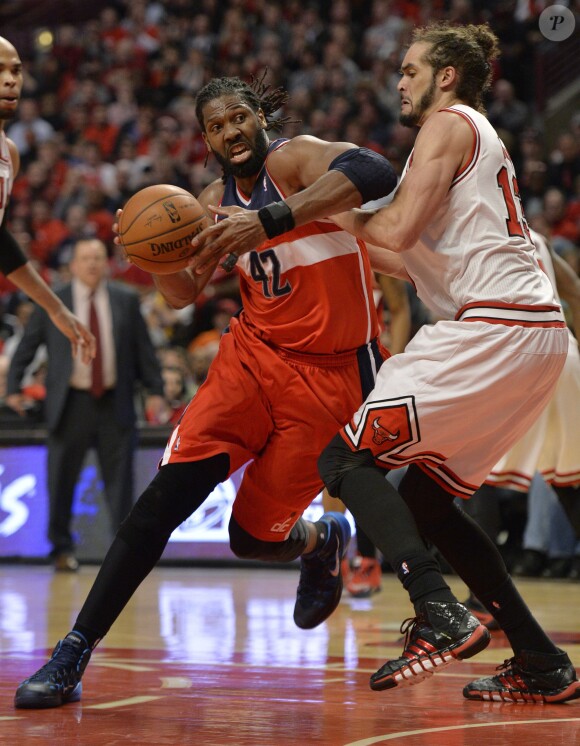 Nene Hilario et Joakim Noah lors de Chicago Bulls contre Washington Wizards à Chicago, le 22 avril 2014. 