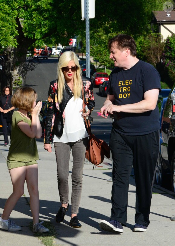 Tori Spelling sur le tournage de son émission de télé réalité "True Tori" dans les rues de Studio City. Le 3 avril 2014.