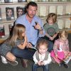 Tori Spelling, accompagnée de son mari Dean McDermott, et de leurs enfants Stella McDermott, Liam McDermott, Hattie McDermott, Finn McDermott fait la dédicace de son nouveau livre "Spelling It Like It Is" à "Barnes & Noble" à Hollywood, le 9 novembre 2013.