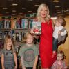 Tori Spelling, accompagnée de son mari Dean McDermott, et de leurs enfants Stella McDermott, Liam McDermott, Hattie McDermott, Finn McDermott fait la dédicace de son nouveau livre "Spelling It Like It Is" à  "Barnes & Noble" à Hollywood, le 9 novembre 2013.