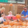  Tori Spelling et son mari Dean McDermott emm&egrave;nent leurs enfants Liam, Stella, Hattie et Finn &agrave; la ferme aux citrouilles &agrave; Woodland Hills, le 13 octobre 2013. 