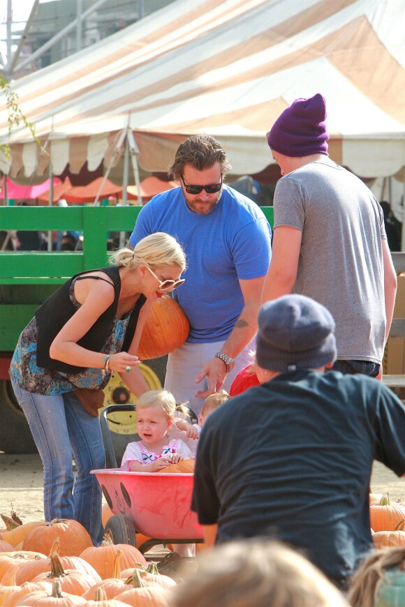 Tori Spelling et son mari Dean McDermott emmènent leurs enfants Liam, Stella, Hattie et Finn à la ferme aux citrouilles à Woodland Hills, le 13 octobre 2013.