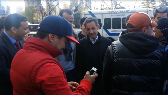 Nicolas Sarkozy pose avec des passants à New York, le 23 avril 2014.