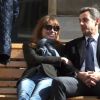Nicolas Sarkozy et sa femme Carla Bruni se prélassent sur un banc du lycée du bureau de vote dans le 16ème arrondissement à Paris. Le 23 mars 2014.