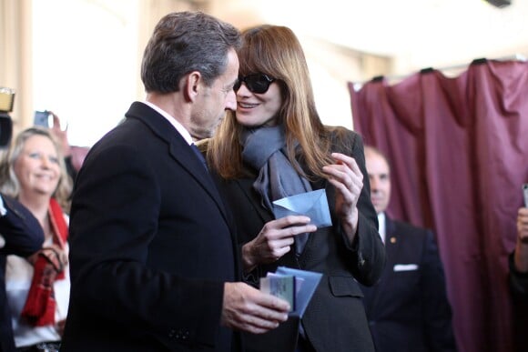 Nicolas Sarkozy et sa femme Carla Bruni sont allés voter ce matin dans le 16ème arrondissement de Paris à l'occasion des élections municipales. Le 23 mars 2014.