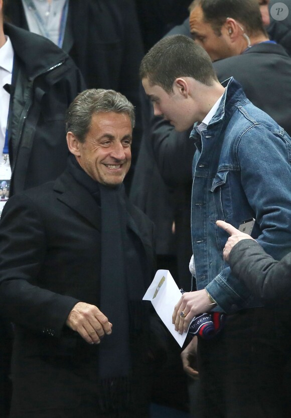 Nicolas Sarkozy et son fils Louis lors de la finale de football de la Coupe de la Ligue, PSG - Lyon (2-1), au Stade de France à Paris. Le 19 avril 2014.