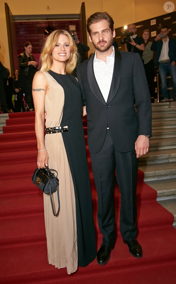 Michelle Hunziker et son fiancé Tomaso Trussardi assistent à la cérémonie des Vienna Awards for Fashion & Lifestyle. Vienne, le 24 avril 2014.