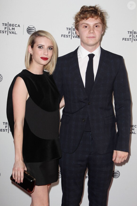 Emma Roberts et Evan Peters (fiancé) lors de la projection de Palo Alto au TriBeCa Film Festival, New York, le 24 avril 2014.