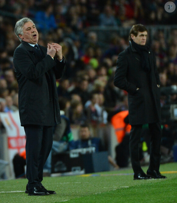 Tito Vilanova, au second plan derrière Carlo Ancelotti, lors du quart-de-finale de Ligue des Champions entre le FC Barcelone et le PSG au Camp Nou le 10 avril 2013. L'ancien entraîneur du Barça, victime d'un cancer de la glande parotide, est décédé le 25 avril 2014 à 45 ans.