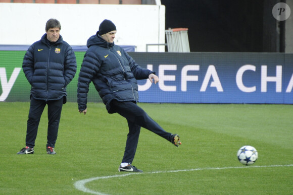 Tito Vilanova en plein entraînement sous les yeux de son adjoint Jorge Roura le 1er avril 2013 au Parc des Princes avant le match de Ligue des Champions entre le FC Barcelone et le PSG. L'ancien entraîneur du Barça, victime d'un cancer de la glande parotide, est décédé le 25 avril 2014 à 45 ans.