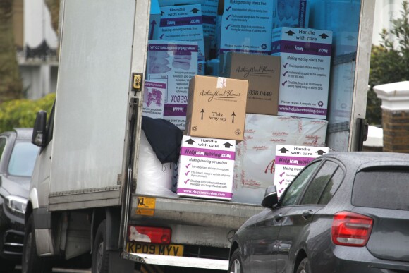Des déménageurs sont vus au travail dans la propriété à Londres de Chris Martin et Gwyneth Paltrow, le 25 avril 2014