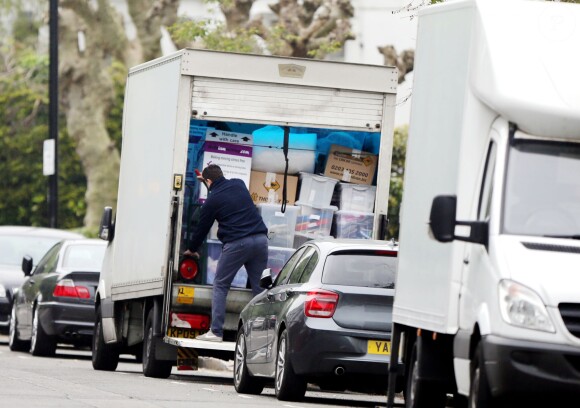 Des déménageurs sont vus au travail dans la propriété à Londres de Chris Martin et Gwyneth Paltrow, le 25 avril 2014
