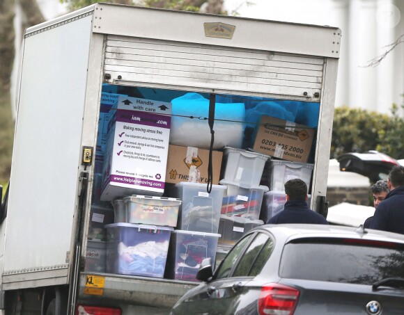 Des déménageurs sont vus au travail dans la propriété à Londres de Chris Martin et Gwyneth Paltrow, le 25 avril 2014