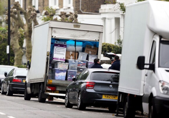 Des déménageurs sont vus au travail dans la propriété à Londres de Chris Martin et Gwyneth Paltrow, le 25 avril 2014