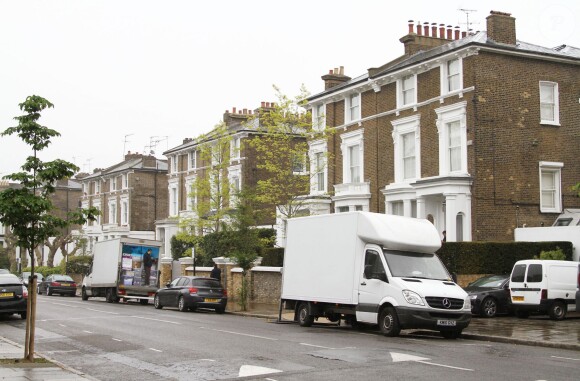 Des déménageurs au travail dans la propriété à Londres de Chris Martin et Gwyneth Paltrow, le 25 avril 2014