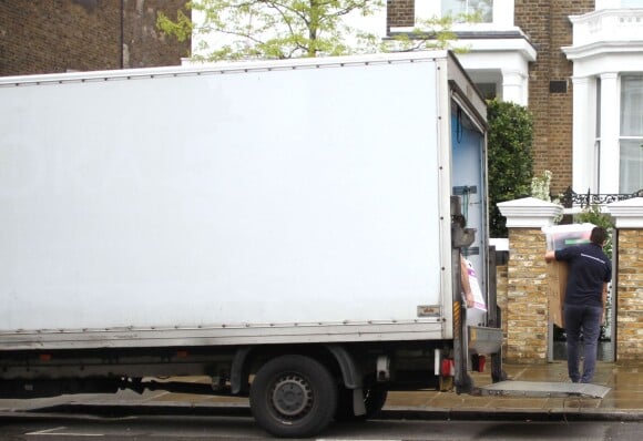 Des déménageurs sont vus au travail dans la propriété à Londres de Chris Martin et Gwyneth Paltrow, le 25 avril 2014