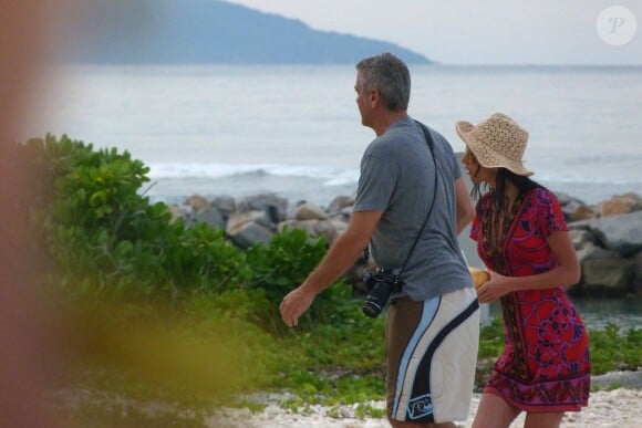 Exclusif - George Clooney et son amoureuse Amal Alamuddin en vacances dans l'Océan indien le 13 mars 2014