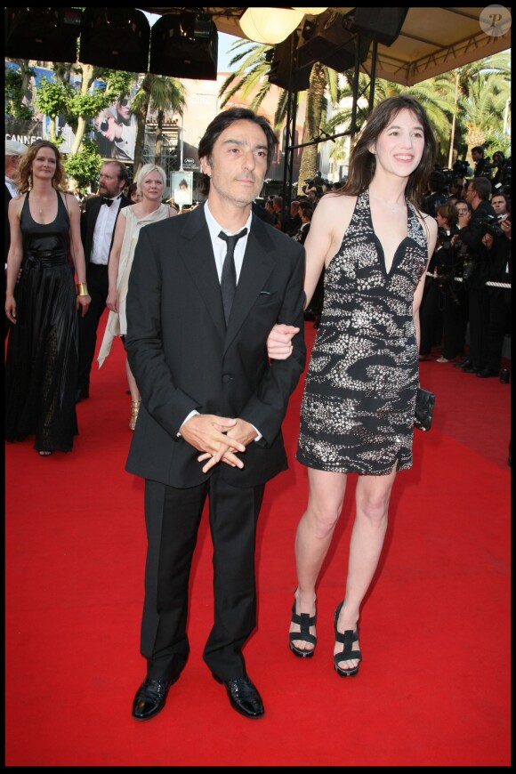 Charlotte Gainsbourg et Yvan Attal, amoureux, à Cannes en mai 2009.