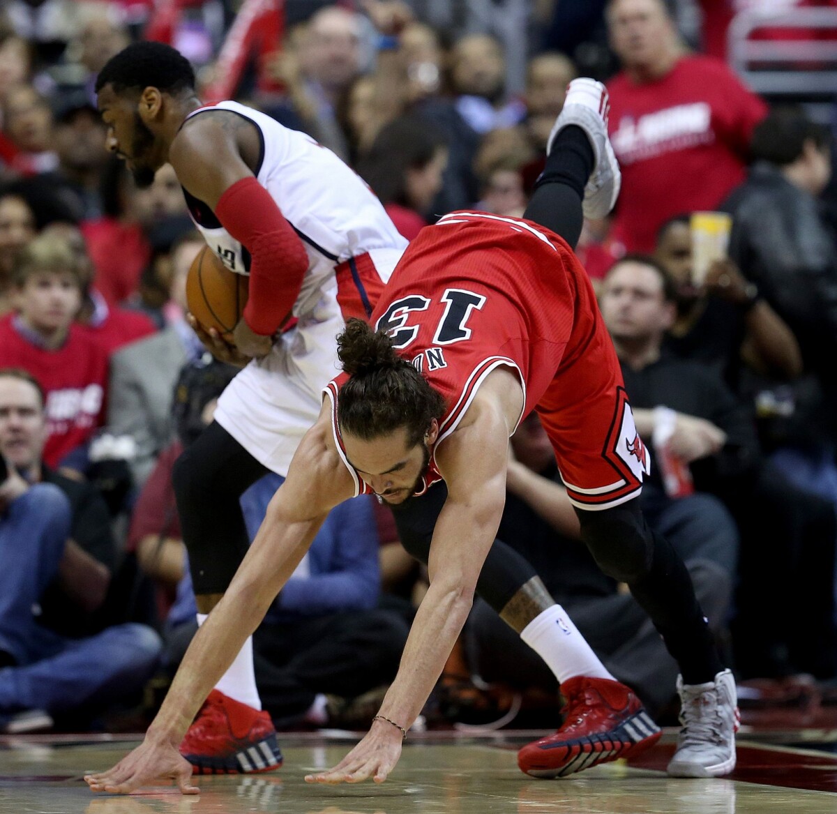 Photo Joakim Noah Et John Wall Lors Du Match De Playoffs Entre Les Bulls De Chicago Et Les 