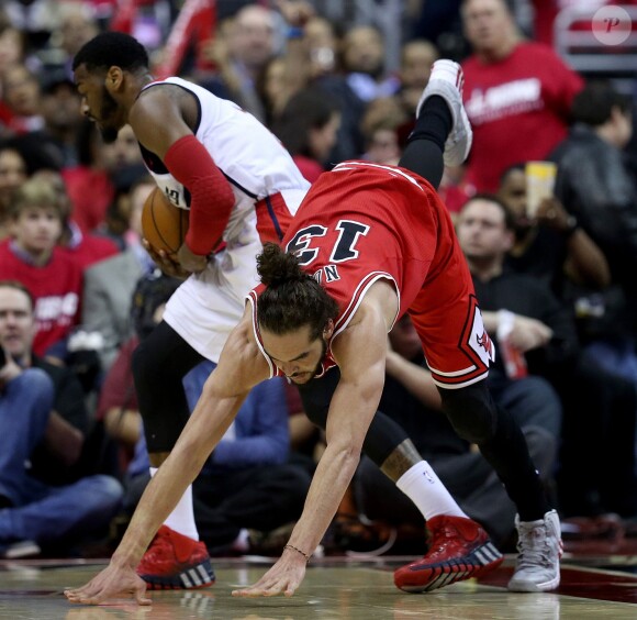 Joakim Noah et John Wall lors du match de playoffs entre les Bulls de Chicago et les Wizards de Washington au Verizon Center de Washington, le 25 avril 2014