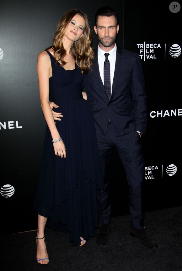 Adam Levine et sa fiancée Behati Prinsloo  lors de l'avant-première du film "Begin Again" pendant le Festival du Film de Tribeca à New York, le 26 avril 2014.