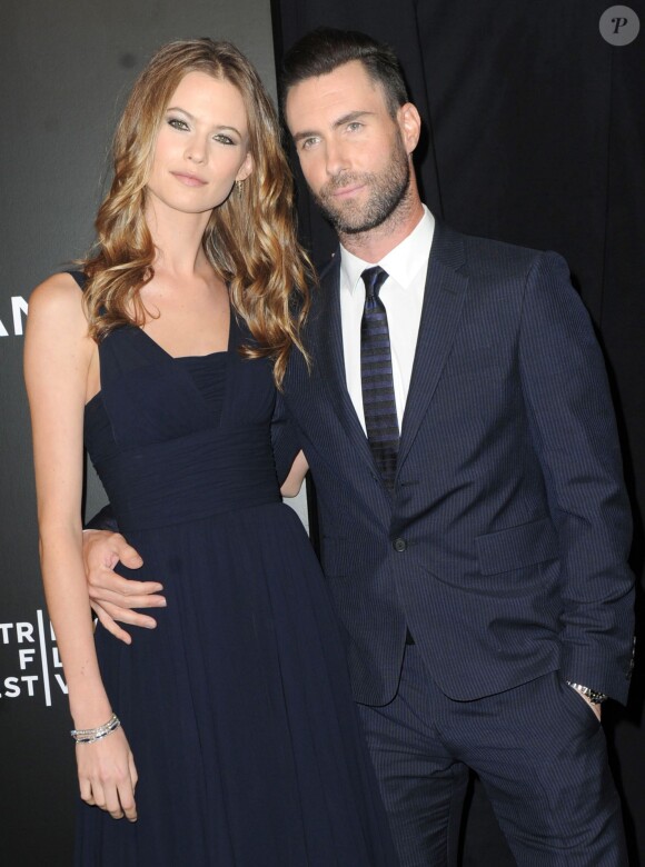 Adam Levine et sa fiancée Behati Prinsloo lors de l'avant-première du film "Begin Again" pendant le Festival du Film de Tribeca à New York, le 26 avril 2014.