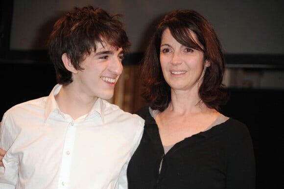 Antonin Chalon et sa mère Zabou Breitman lors de la cérémonie des Lumières le 14 janvier 2011