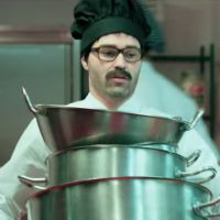 Andrés Iniesta : En cuisinier moustachu, la star de Barça piège un restaurant