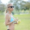 Exclusif - La playmate Ana Braga, en top de bikini et mini-short, fait un peu d'exercice dans un parc. Miami, le 26 avril 2014.
