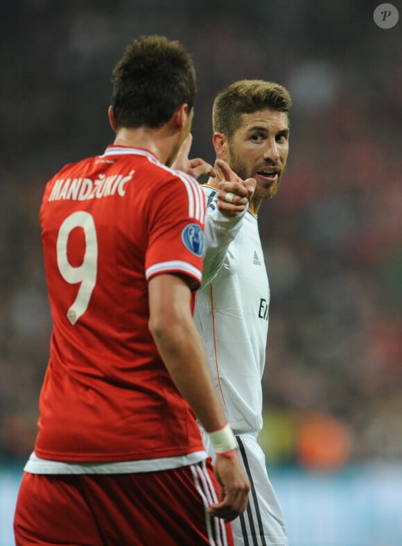 Sergio Ramos et Mario Mandzukic lors de la demi-finale retour de la Ligue des champions à l'Allianz Arena de Munich entre le Bayern Munich et le Real Madrid, match remporté 4-0 par les Madrilènes le 29 avril 2014