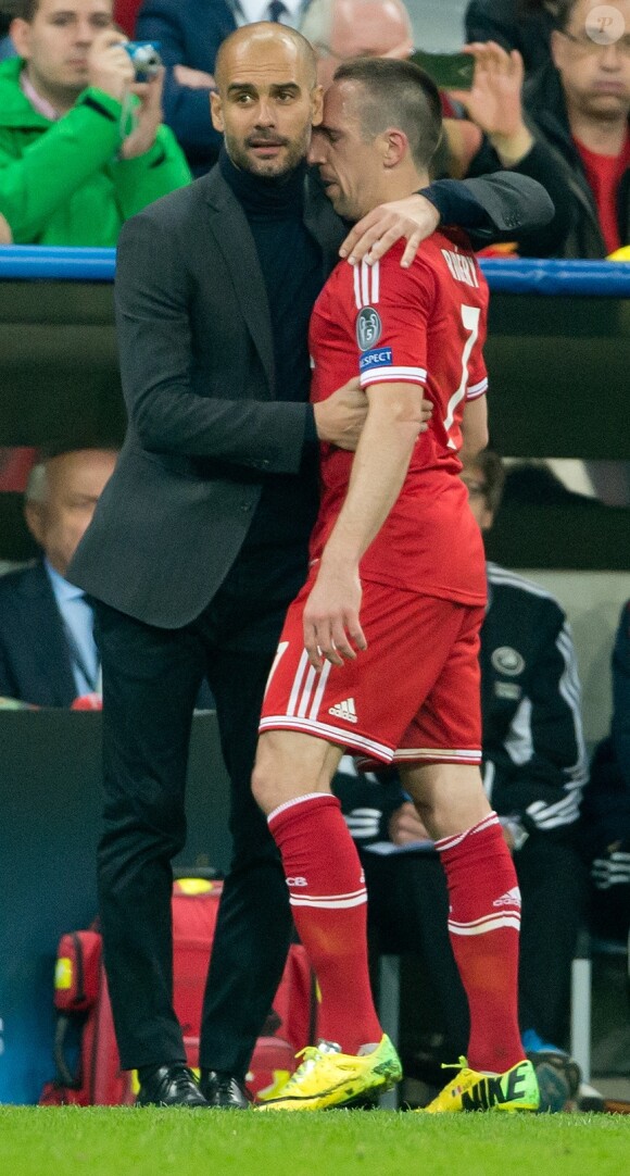 Pep Guardiola et Franck Ribéry lors de la demi-finale retour de la Ligue des champions à l'Allianz Arena de Munich entre le Bayern Munich et le Real Madrid, match remporté 4-0 par les Madrilènes le 29 avril 2014