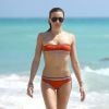 Katie Cassidy, surprise sur une plage de Miami, arbore un charmant bikini Fendi. Le 29 avril 2014.