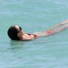 Katie Cassidy en pleine baignade au cours d'une après-midi détente sur une plage de Miami. Le 29 avril 2014.