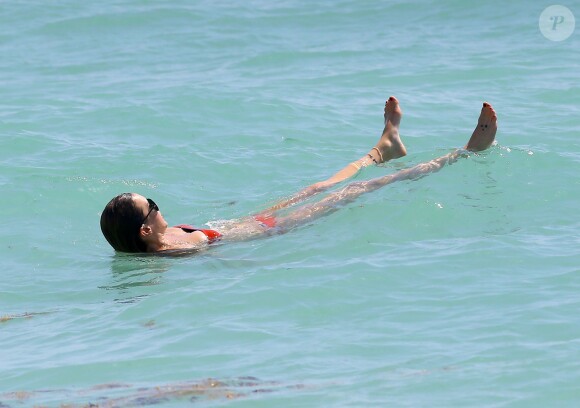Katie Cassidy en pleine baignade au cours d'une après-midi détente sur une plage de Miami. Le 29 avril 2014.