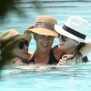 Katie Cassidy poursuit son après-midi détente à la la piscine de son hôtel. Miami, le 29 avril 2014.