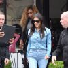 Kim Kardashian et Serena Williams quittent le restaurant L'Avenue dans le 8e arrondissement de Paris, le 30 avril 2014.