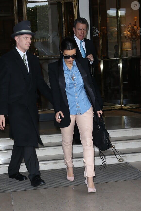 Kim Kardashian quitte l'hôtel Le Meurice pour se rendre à l'aéroport de Roissy. Paris, le 1er mai 2014.