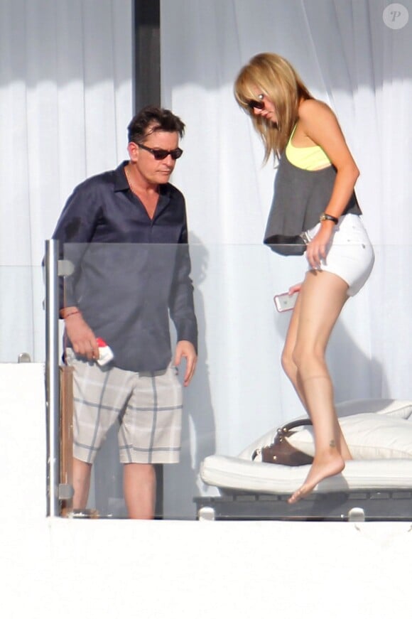 Charlie Sheen et sa nouvelle petite amie, Brett Rossi, une star du porno, en vacances à Cabo San Lucas au Mexique le 28 novembre 2013. 