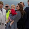 Le prince George de Cambridge dans les bras de sa maman Kate Middleton le 25 avril 2014 lors de leur départ d'Australie au dernier jour de leur tournée officielle.