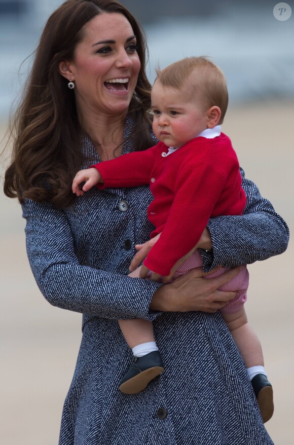 Le prince George de Cambridge dans les bras de sa maman Kate Middleton le 25 avril 2014 lors de leur départ d'Australie au dernier jour de leur tournée officielle.