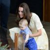 Le prince George de Cambridge à la rencontre des animaux du zoo Taronga avec ses parents le duc et la duchesse de Cambridge à Sydney le 20 avril 2014