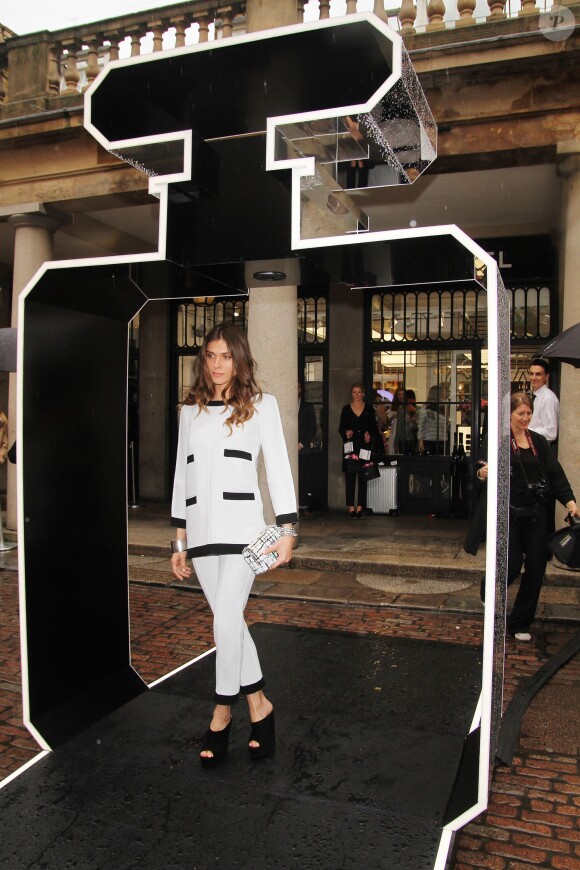 Elisa Sednaoui assiste à la tea party organisé par Chanel. Londres, le 1er mai 2014.