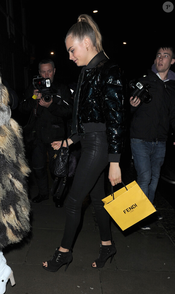 Cara Delevingne quitte l'after-party Fendi, à Londres le 1er mai 2014.