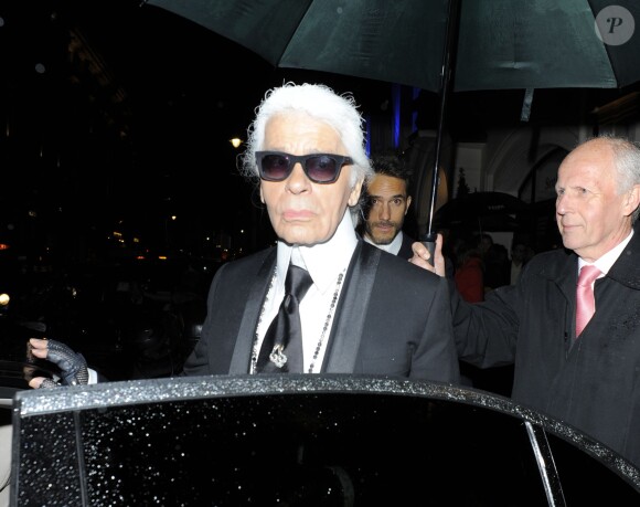 Karl Lagerfeld quitte l'after-party Fendi, à Londres le 1er mai 2014.