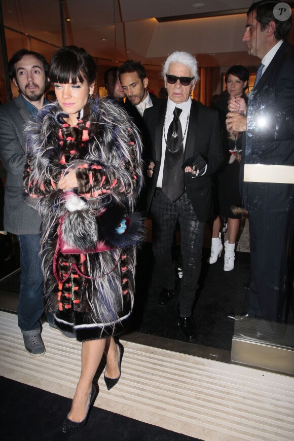 Lily Allen et Karl Lagerfeld quittent la soirée d'inauguration de la nouvelle boutique Fendi, sur New Bond Street. Londres, le 1er mai 2014.