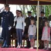 Felipe d'Espagne, sa femme la princesse Letizia et leurs jolies filles Sofia et Leonor, lors du 25e anniversaire d'obtention de diplome de la 41e promotion du prince, sur la base aérienne de San Javier, le 2 mai 2014.