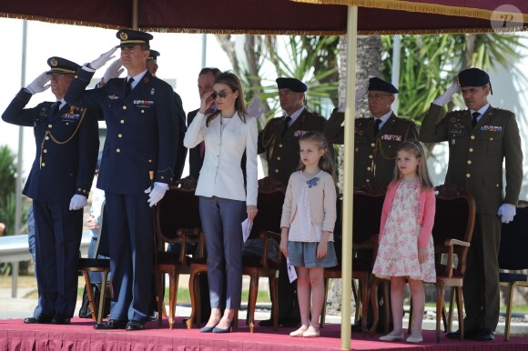 Felipe d'Espagne, sa femme la princesse Letizia et leurs jolies filles Sofia et Leonor, lors du 25e anniversaire d'obtention de diplome de la 41e promotion du prince, sur la base aérienne de San Javier, le 2 mai 2014.