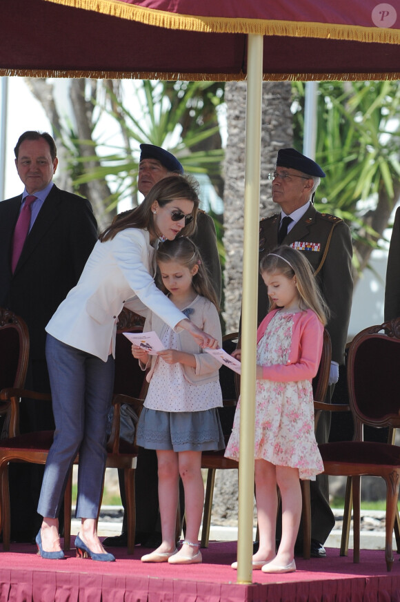 Le prince Felipe d'Espagne, sa femme la princesse Letizia et leurs filles Sofia et Leonor, lors du 25e anniversaire d'obtention de diplome de la 41e promotion du prince, sur la base aérienne de San Javier, le 2 mai 2014.