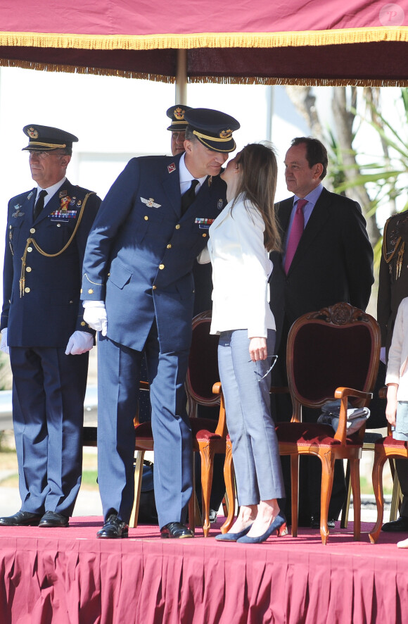 Felipe d'Espagne, sa femme la princesse Letizia et leurs deux filles Sofia et Leonor, lors du 25e anniversaire d'obtention de diplome de la 41e promotion du prince, sur la base aérienne de San Javier, le 2 mai 2014.